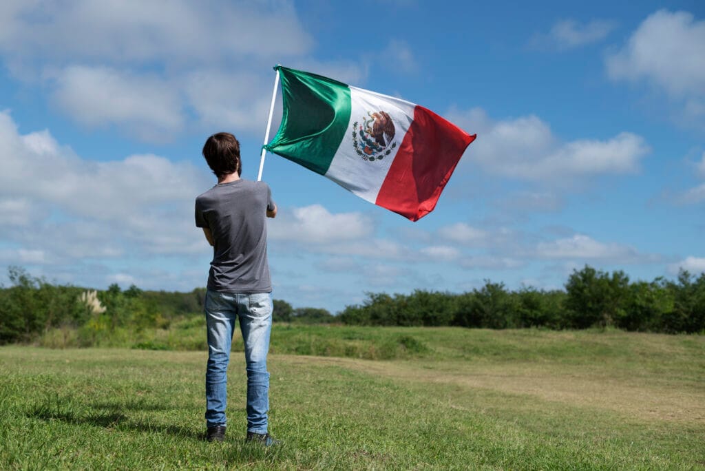 Joven ondeando la bandera nacional que representa al Estado de México