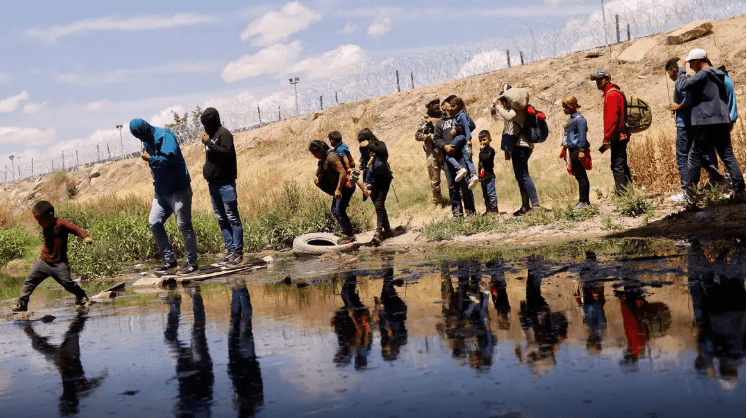 Imagen de la migración de personas en la frontera México-EE.UU