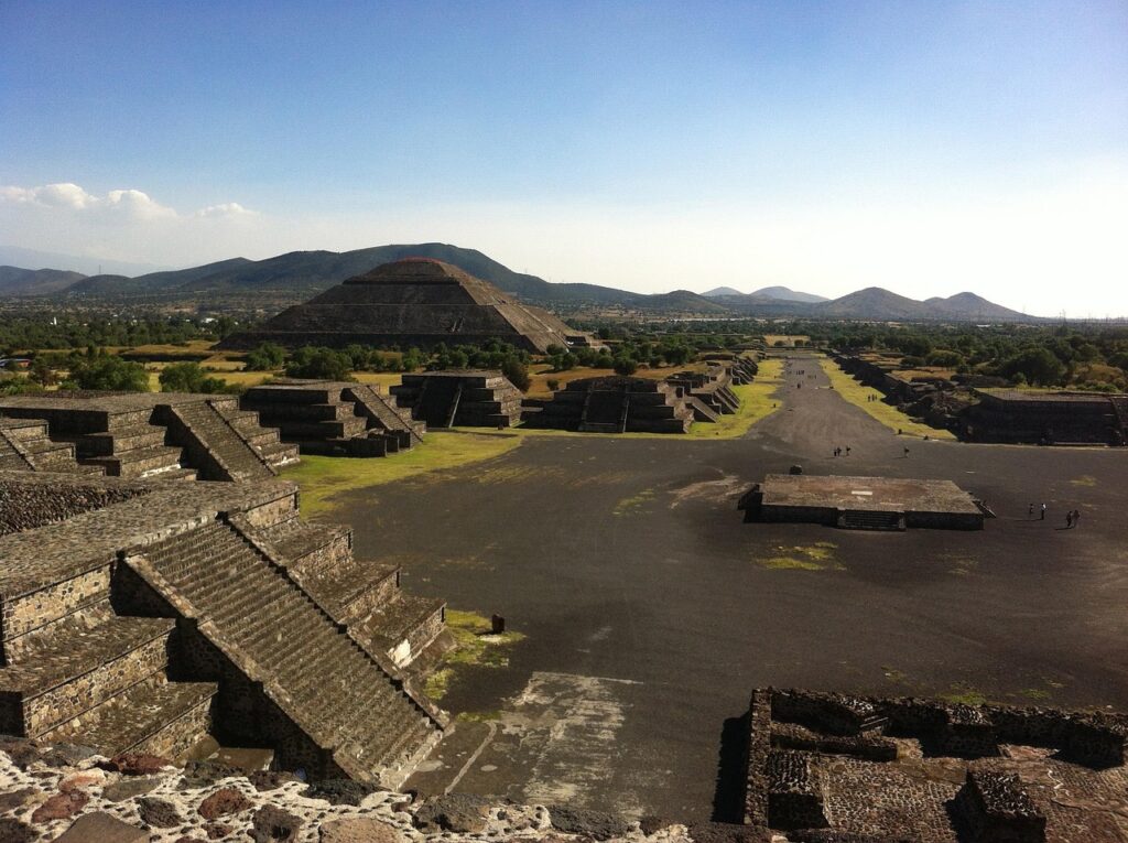 Contexto de las comunidades indígenas. Las pirámides aztecas