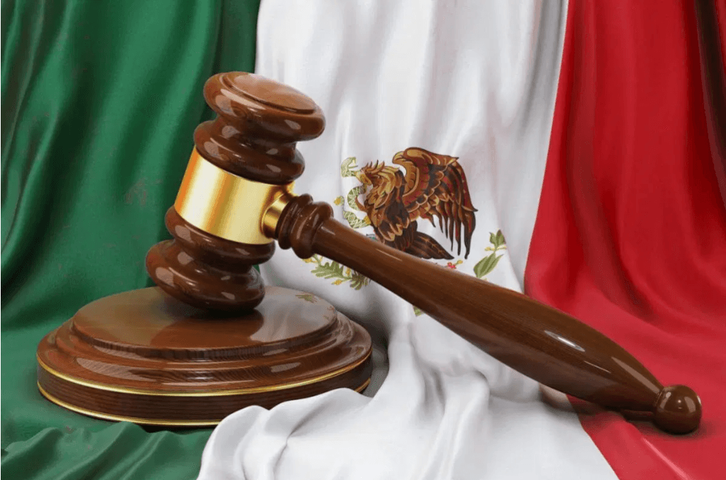 Imagen de la bandera de Mexico e un martillo de la justicia, representando la reforma judicial